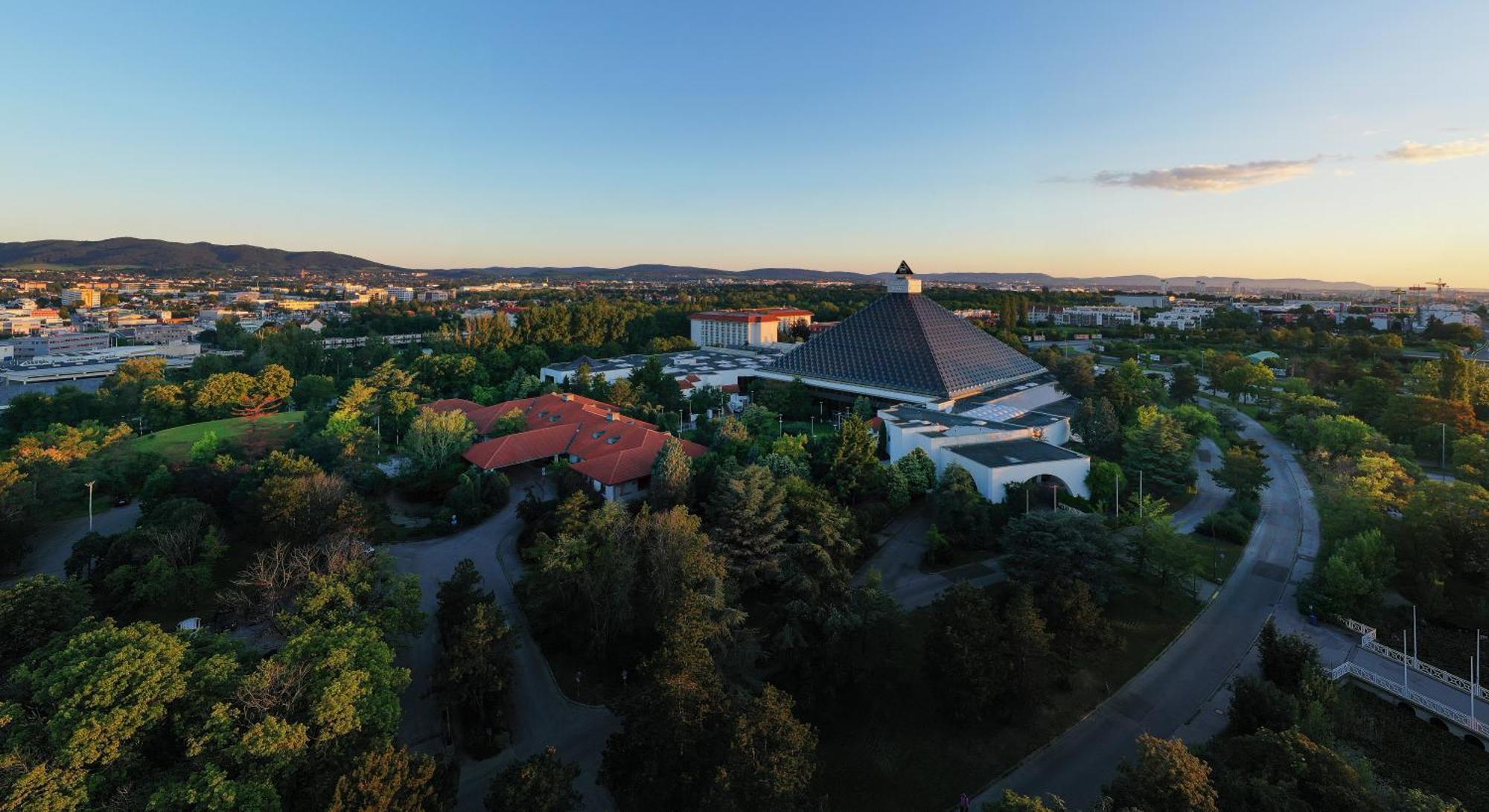 Eventhotel Pyramide Vösendorf Екстериор снимка